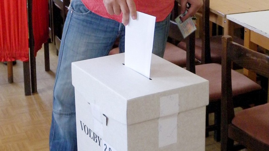 ruka hadze listok do urny stolicky volby parlamentne