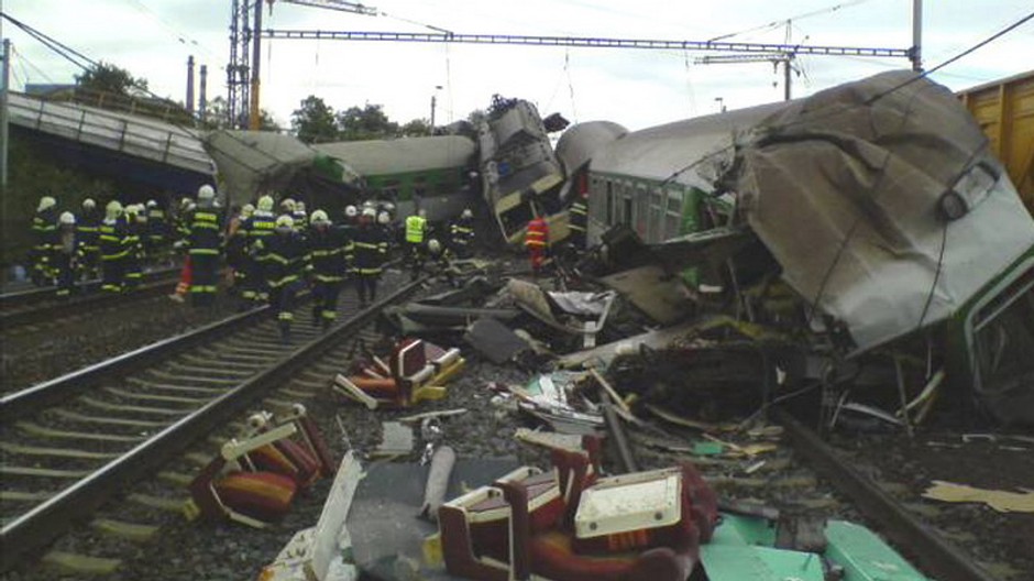 nehoda vlak rozbity hasici studenka