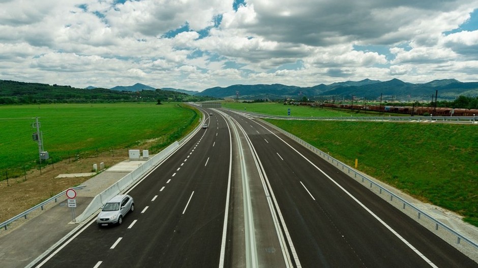 Diaľnica, cesta, auto (ilustračná foto)