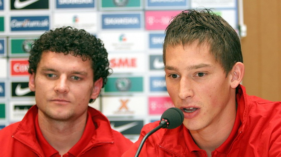Ivan Hodúr a Filip Hološko na tlačovej konferencii slovenskej futbalovej reprezentácie. 