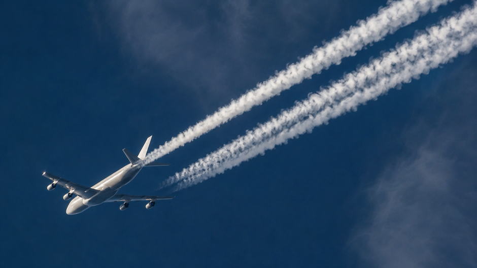 Dopravné lietadlo vytvára vo vysokej nadmorskej výške dlhé biele kondenzačné stopy, ktorých klimatický vplyv skúma projekt Operation Blue Skies.