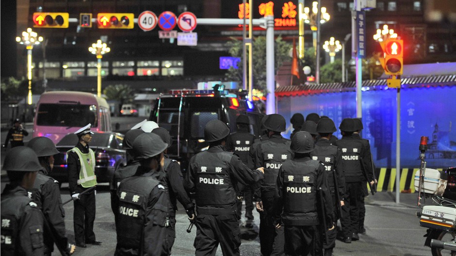 KCHUN-MING Čina napadnutie zeleznicna stanica