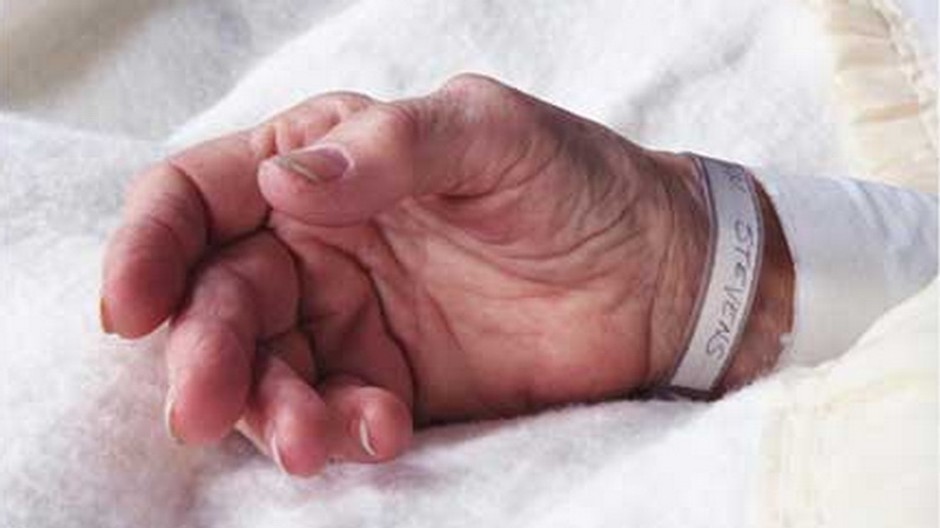 bezvladna ruka na nemocnicnom lozku