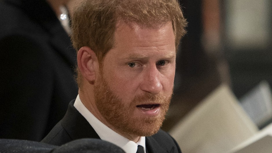 Princ Harry na pohrebe kráľovnej