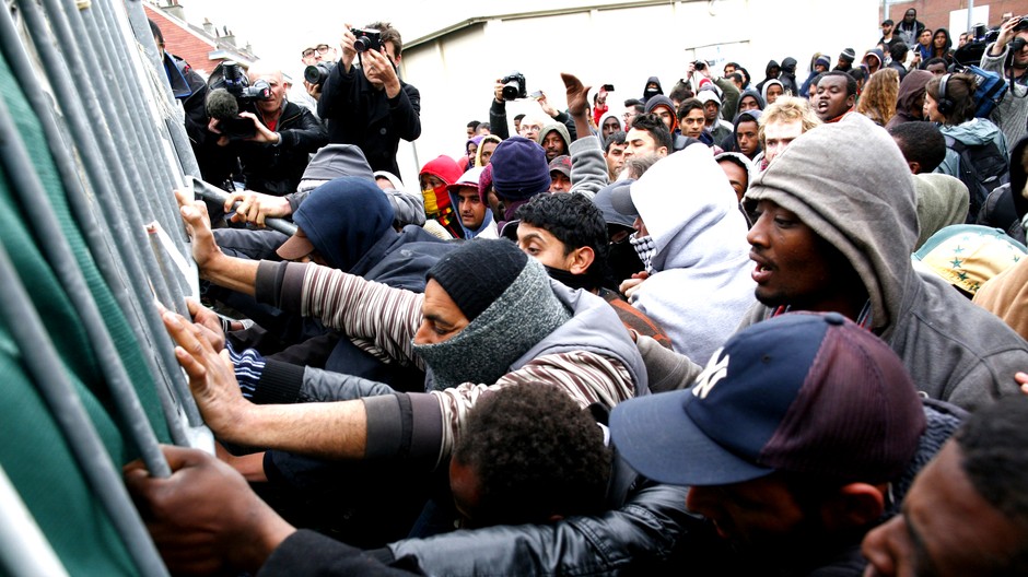 Do prístavu v Calaise vtrhli utečenci