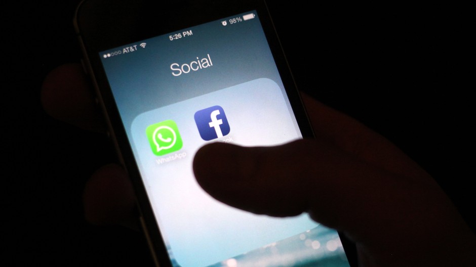 Mobil, Facebook, ruka