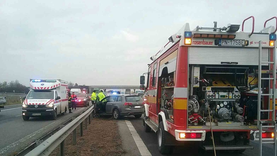 Nehoda dodávky a auta na R1. Cestu museli uzavrieť