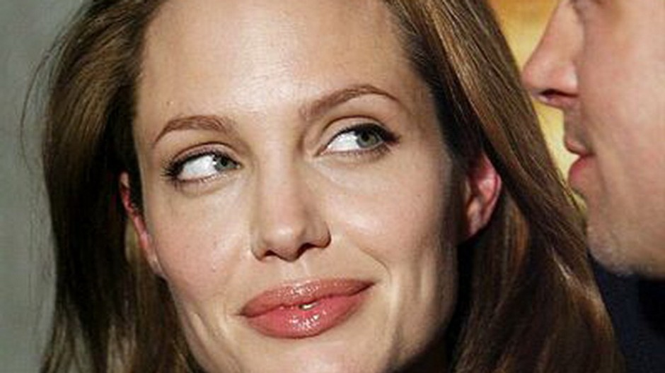 angelina jolie pozera na brada pitta, detail tvare