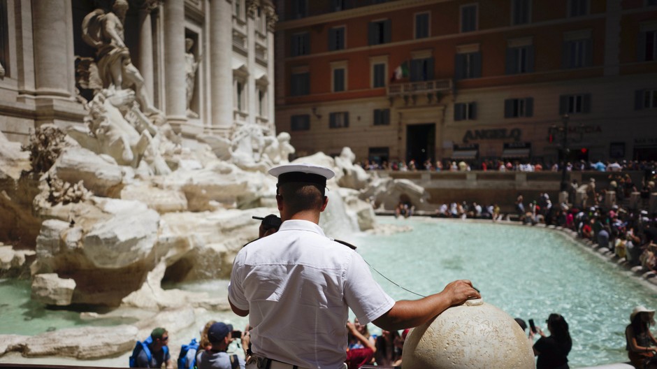 FOntána di Trevi, policajt