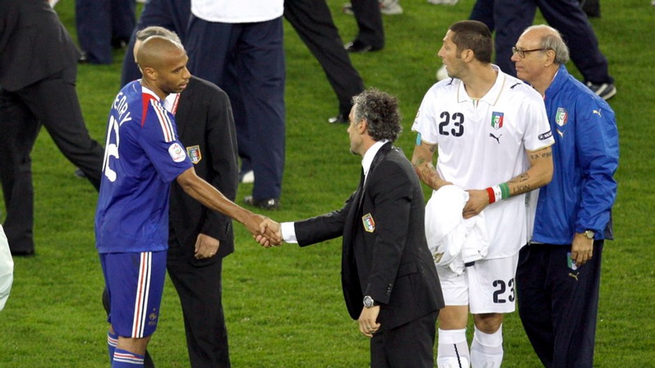 Thierry Henry si podáva ruku s talianským trénerom Robertom Donadoninom