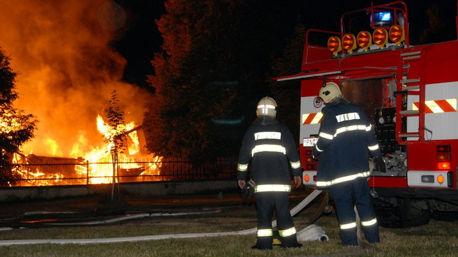 Horiaca budova, oheň, hasiči