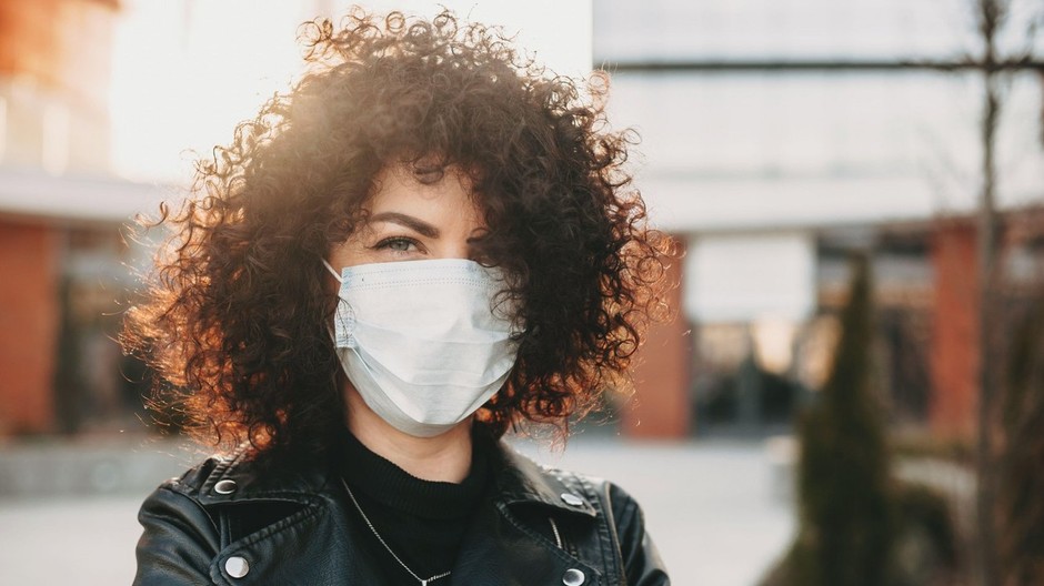 Rúško, žena, vlasy, účes (ilustračná foto)