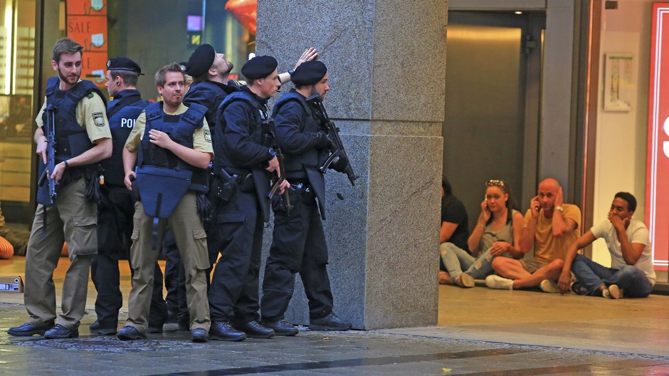 Ozbrojení policajti pri zásahu po streľbe pred obchodným domov Olympia v Mníchove