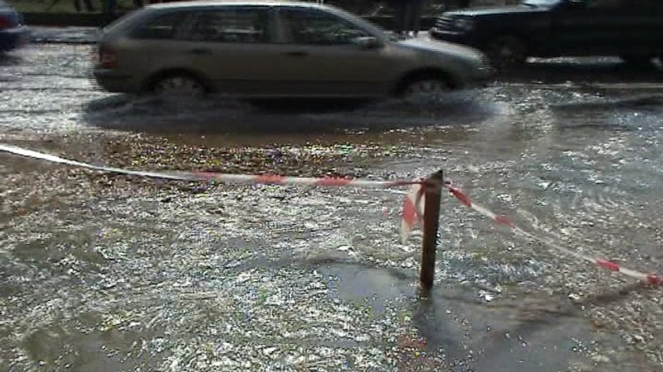 auto jazdi cez vodu, legionarska, pokazene potrubie