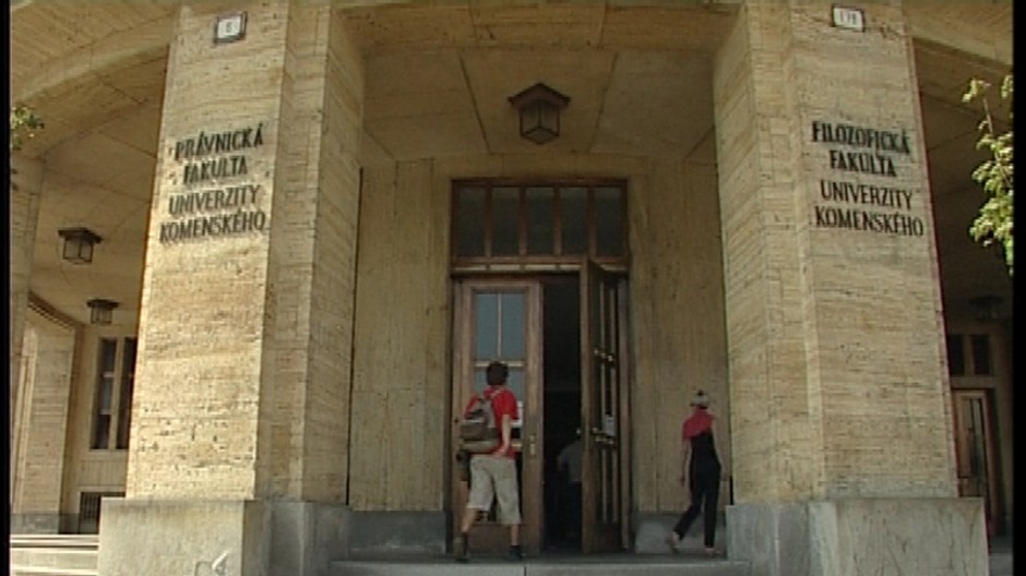 univerzita komenskeho budova stlpy