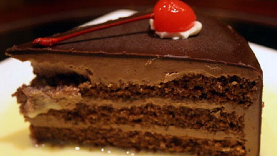 kusok cokoladovej torty na tanieri