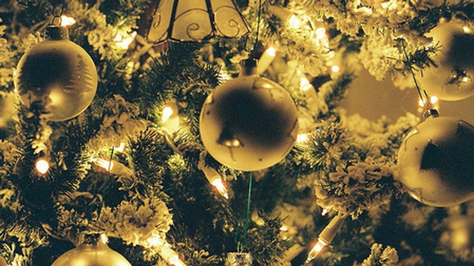 vianočné gule na stromceku detail