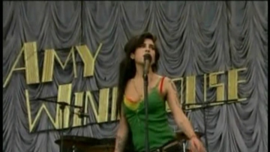 amy winehouse na podiu