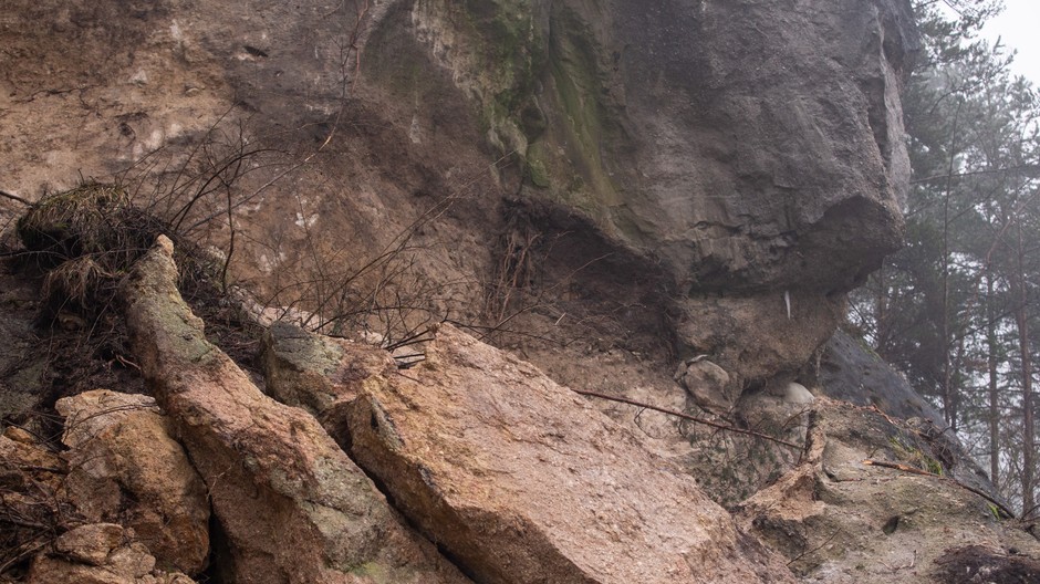 2024101118_zosuv_pody_hricov_podhradie_06014208