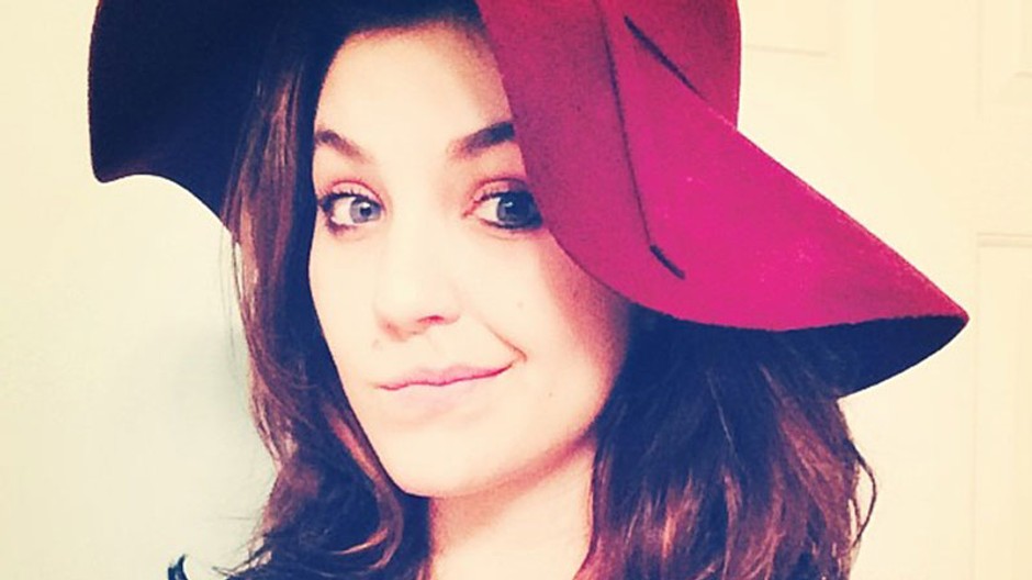 Celeste Buckingham v klobúku