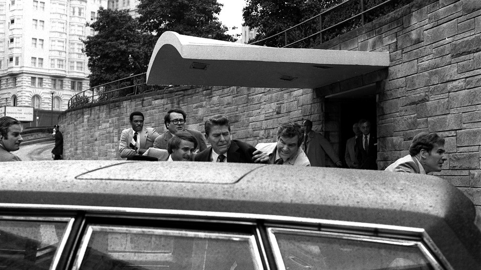 Agent Jerry Parr chráni amerického prezidenta Ronalda Regana pri pokuse o atentát