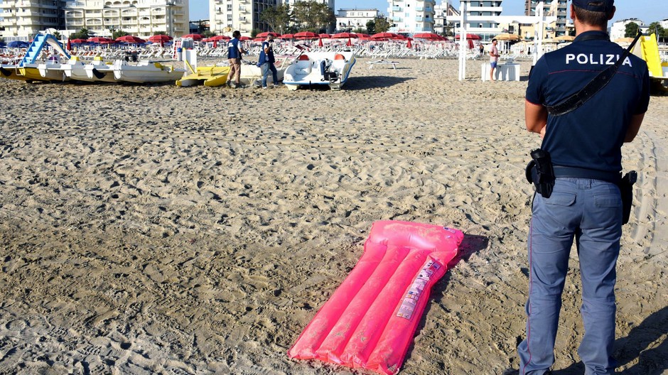 pláž Rimini policajti