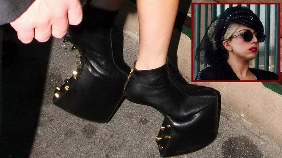 Koláž: Lady Gaga a jej topánky bez opätkov