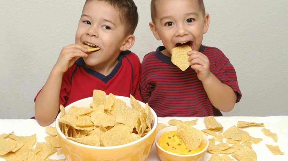 chlapci jednia chipsy