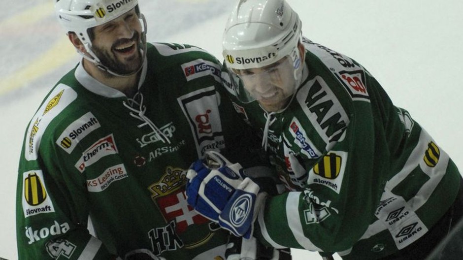 Pálffy s Hranáčom oslavujú gól