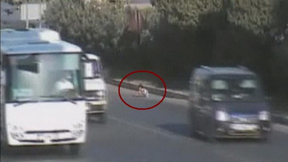 batola dieta babatko na dialnici medzi autami, cerveny kruzok