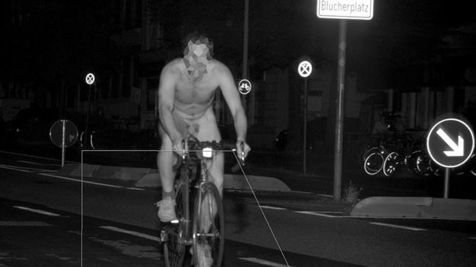 Kuriózne policajné pátranie. Hľadajú nahého cyklistu, ktorý prekročil rýchlosť.jpg