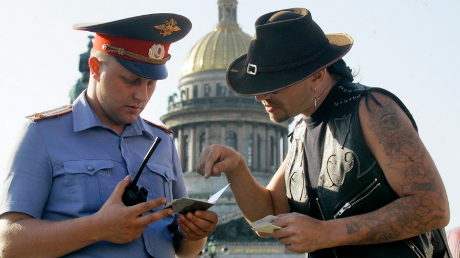 rusky policjat kontroluje doklady mladikovi