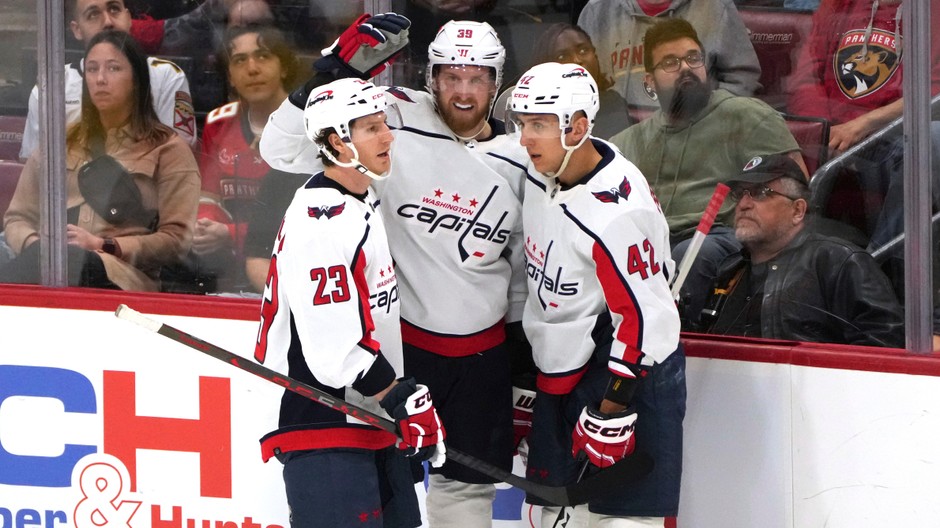 Slovenský hokejista v drese Washingtonu Capitals Martin Fehérváry (vpravo)