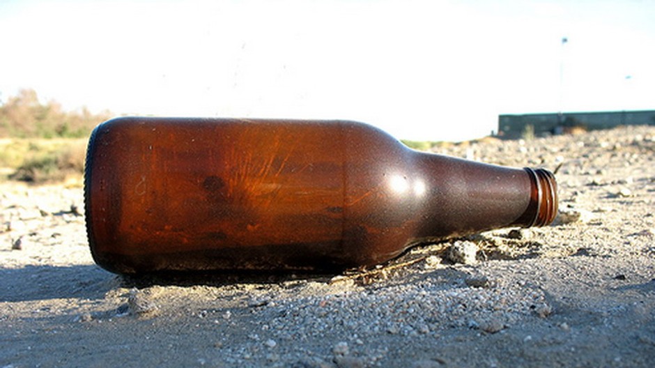 fľaša piva na zemi