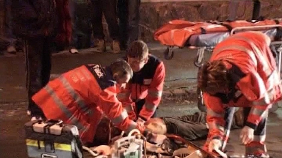 záchranári podávajú prvú pomoc