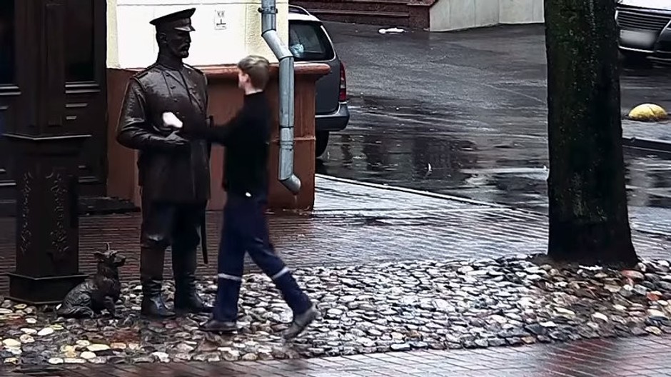 MLadík udrel sochu, musel sa jej ospraveldniť