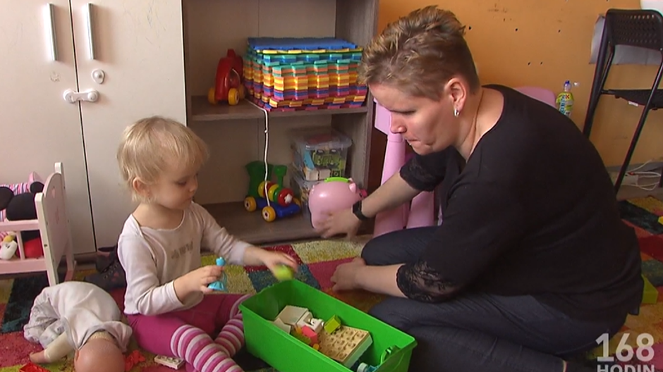 nevidoma zena s dietatom