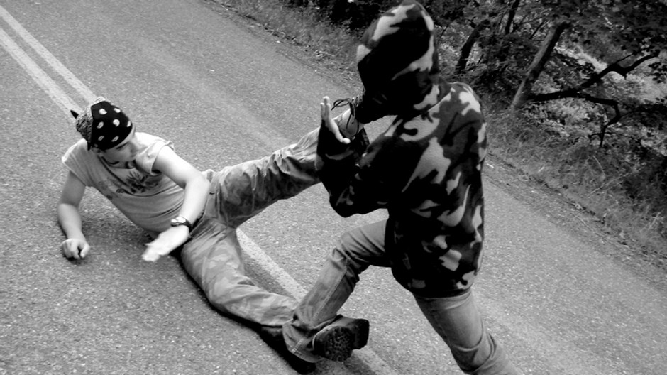 chlapci sa biju bitka ciernobiela