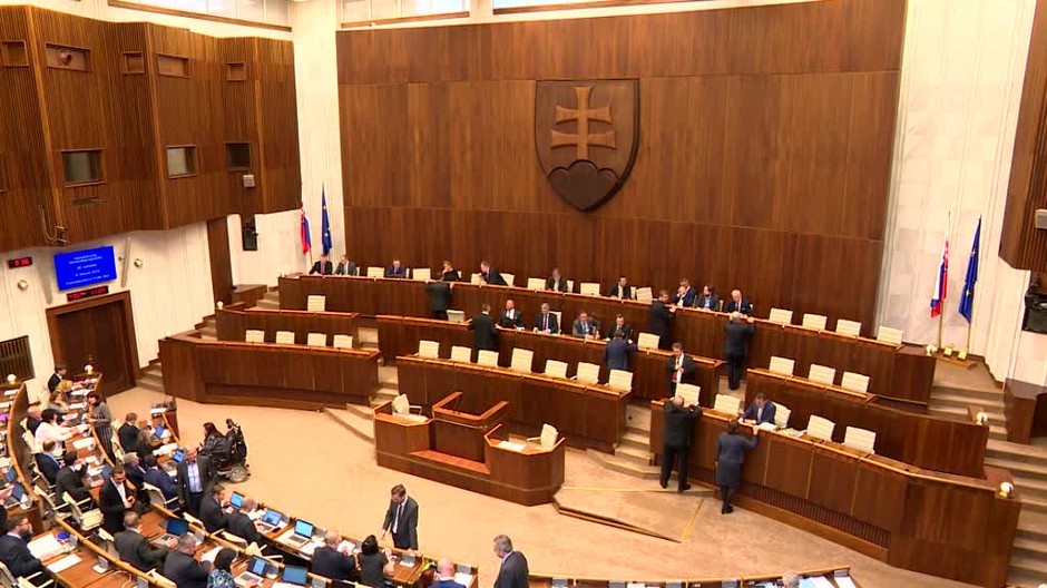 Parlament doklepával zákony. Niektoré odložili, iné prešli hladko254