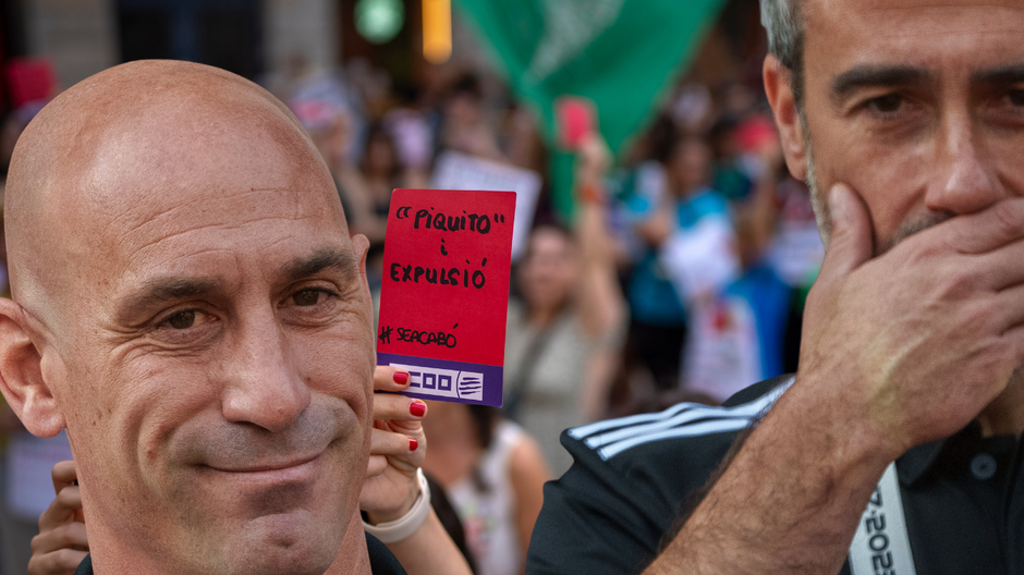 Exprezident Španielskej futbalovej reprezentácie Luis Rubiales (v popredí) a tréner španielskej ženskej futbalovej reprezentácie Jorge Vilda