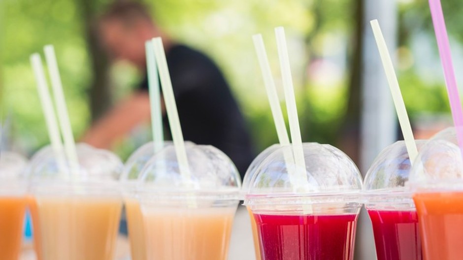 plastového poháre_nápoj_.jpg