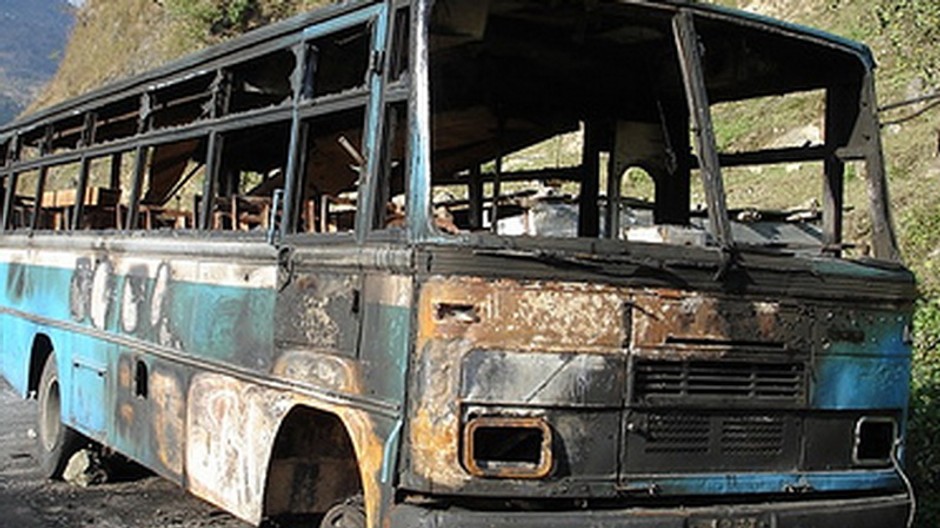 Zhorený autobus na ceste