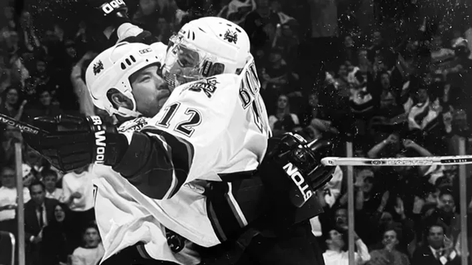 Chris Simon s Petrom Bondrom