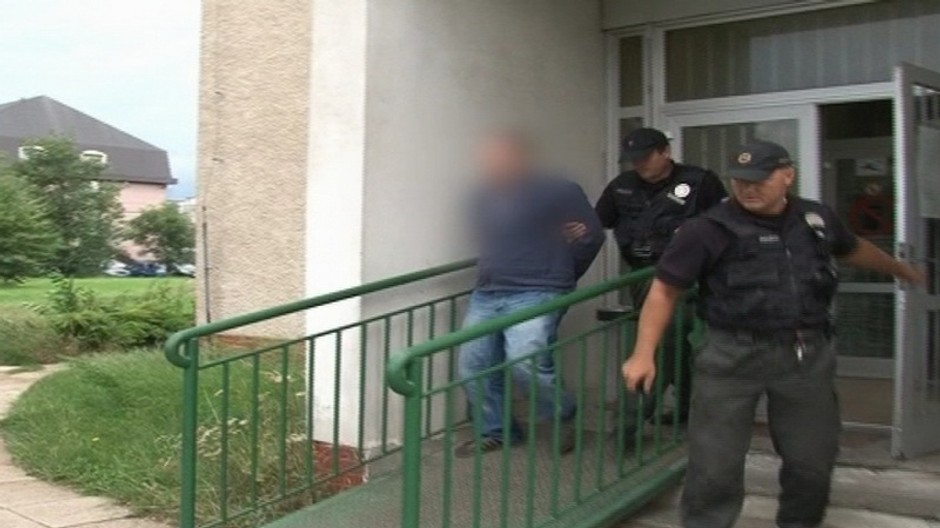 Policajti vedú podozrivého