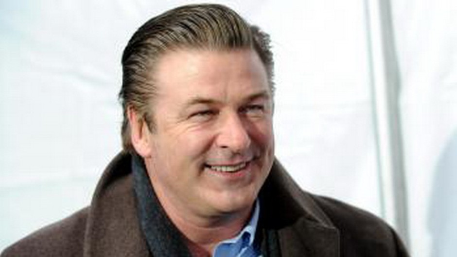 Alec Baldwin sa usmieva, úsmev, busta, v kabáte