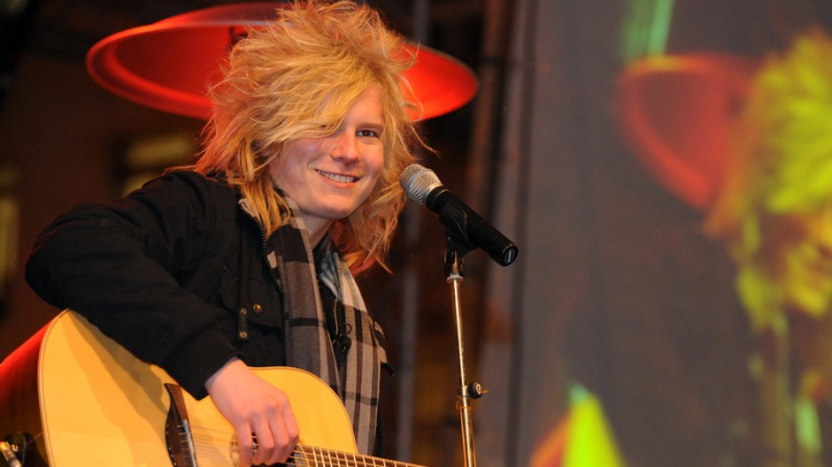 Spevák Miro Šmajda, mikrofón, gitara