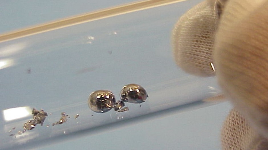 Kúsok osmia v ampulke, rukavice