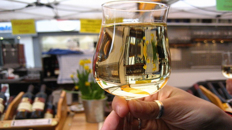 Pohár vína, víno, drží ruka, biele