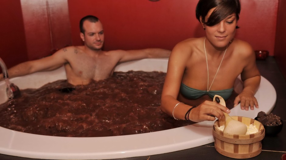 muz a zena, dvaja v bazene, cokoladova kupel, salon zeneva