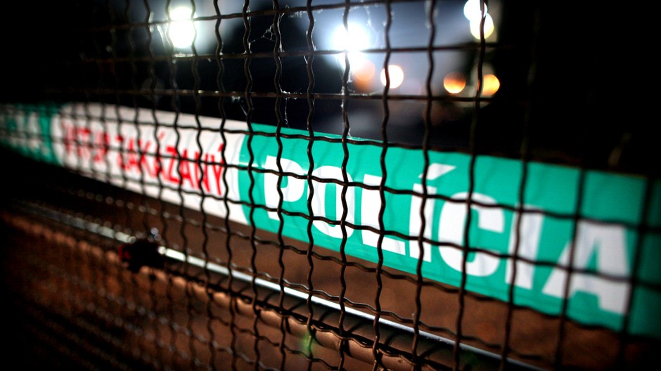 policajná páska za mrežami/ilustračná snímka